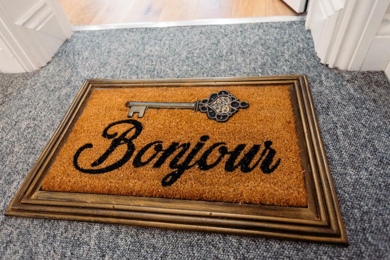 Flat 4, Cromwell Road 1 Bedroom With Balcony * Londra